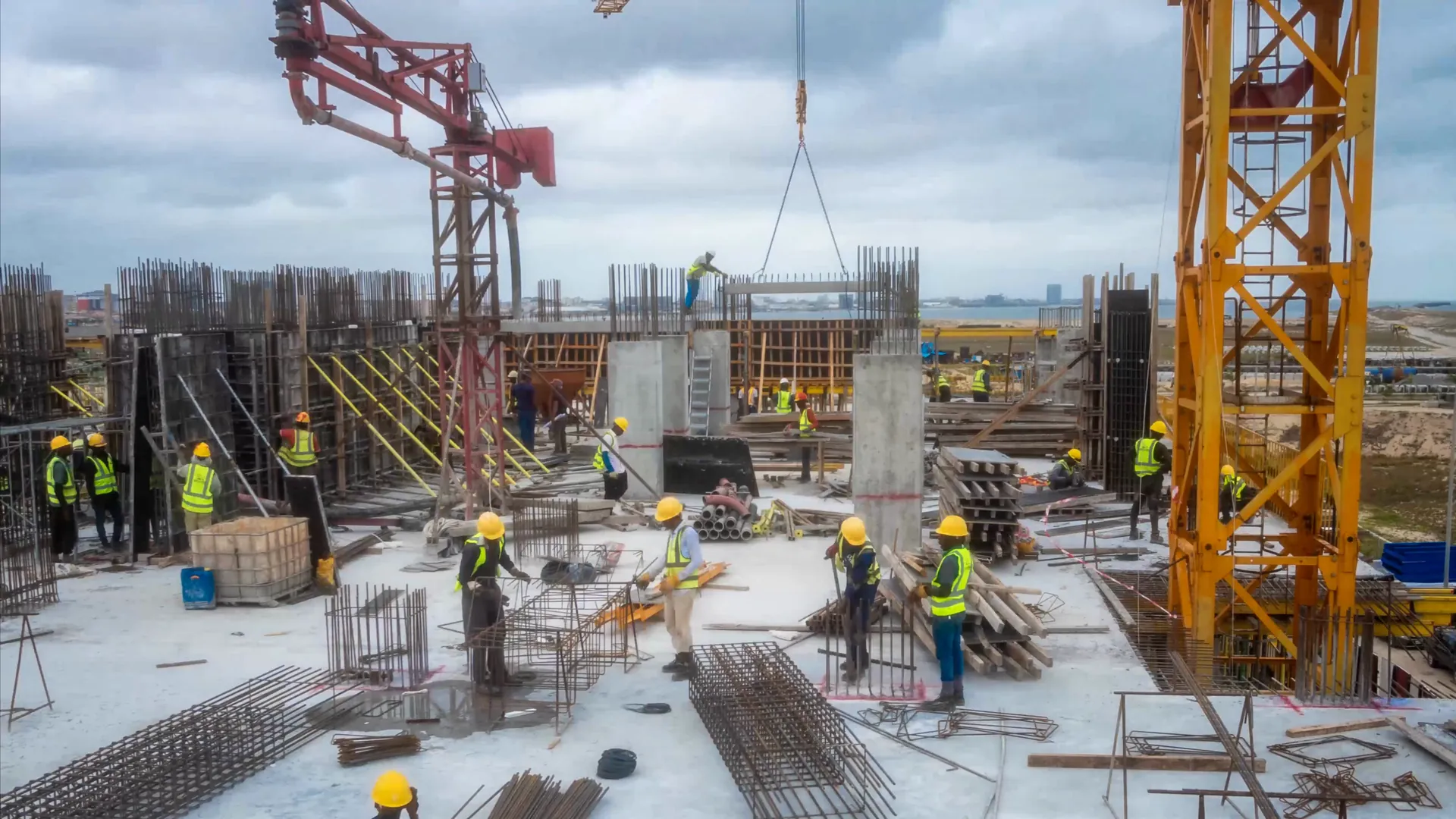 Imagen genérica de ambientación: edificios en construcción y grúas vistos desde el aire. No representa una obra de Constructora Araque.