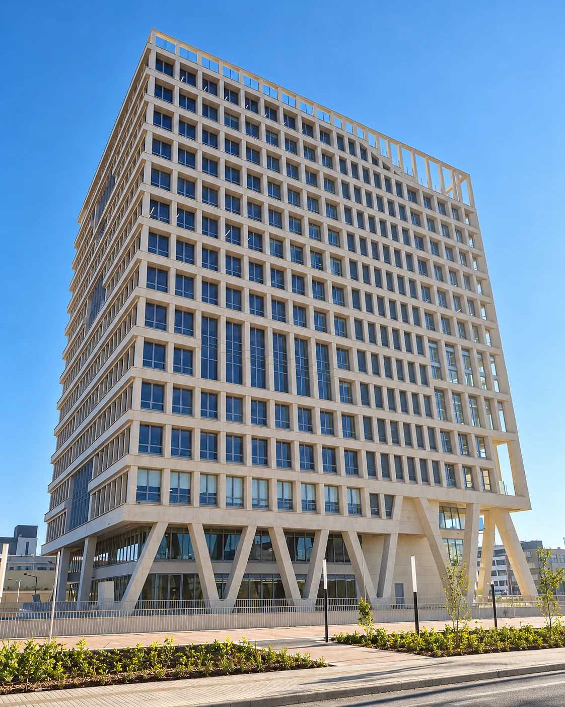 Vista exterior de un edificio de varios pisos, con fachada de concreto y ventanales, en Universidad de Compensar. Versión retocada con IA.